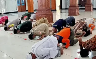 Kebumen Nol Kasus Positif Covid-19, Bupati Sujud Syukur dan Cukur Gundul