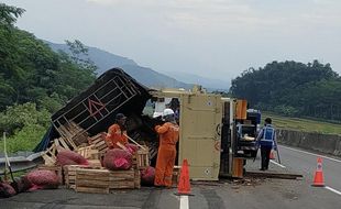 Kecelakaan Maut Tol Semarang-Solo: Truk Seruduk Truk, 1 Meninggal Dunia