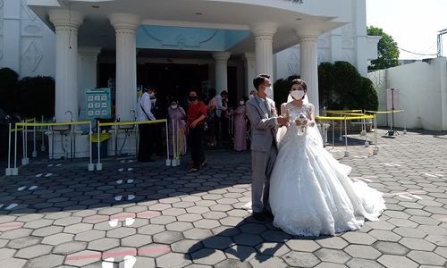 Perdana Pakai Protokol Kesehatan, Begini Jalannya Pemberkatan Nikah di Gereja PAI Solo