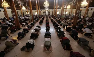 Salat Jumat Perdana di Masjid Agung Keraton Solo, Jamaah Diminta Bertobat