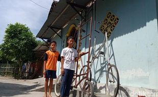 Kreatif! Pelajar di Klaten Ini Bikin Sepeda Tinggi 3,5 Meter untuk Gowes