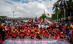 Tolak RUU HIP, Massa Rusak Pagar Pintu Belakang DPR