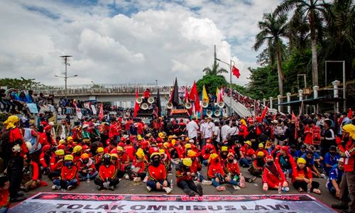 Tolak RUU HIP, Massa Rusak Pagar Pintu Belakang DPR