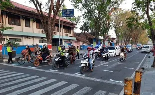 Hai Wong Sragen, Ini Loh Fungsi Markah di Traffic Light yang Mirip Titik Start MotoGP