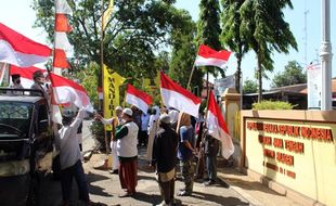 Foto Habib Rizieq Dibakar, Puluhan Warga Sragen Demo Sambil Kibarkan Merah Putih