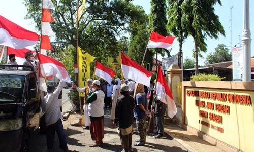 Foto Habib Rizieq Dibakar, Puluhan Warga Sragen Demo Sambil Kibarkan Merah Putih