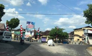 Retak Setelah 2 Kali Ditabrak Bus, Tugu Mirip Monas di Weru Sukoharjo Dirobohkan