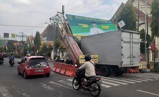 Gapura Jl. Pahlawan Madiun Roboh Diterjang Truk Boks