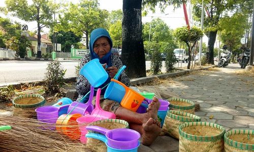 Demi Kasih Jajan Cucu, Nenek 80 Tahun di Sragen Rela Jualan Sapu Keliling Jalan Kaki