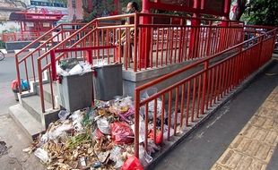 Menjijikkan! Sampah Dibiarkan Menumpuk Di Dekat Halte BST Pasar Gede Solo