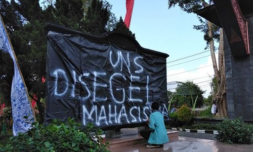 Mahasiswa UNS Solo Demo, Tagar #UniversitasNggaweSusah Trending