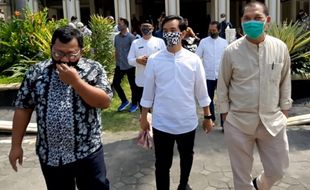 Pilkada Solo: Tak Hanya Singkatan Nama, Busana Gibran-Teguh Juga Belum Kompak