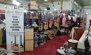 Politeknik Indonusa Solo Re-Branding Produk Unggulan Gitar Mancasan