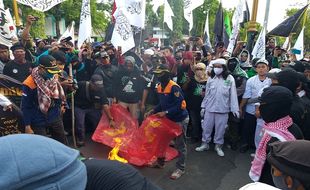 Tolak RUU HIP, Laskar Islam Jateng-DIY Bakar Simbol PKI di Depan DPRD Klaten