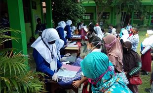 Bingung PPDB Online, Ortu Calon Siswa SMP di Klaten Ramai Serbu Sekolah