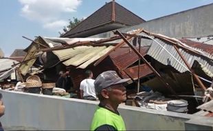 Lapak Disapu Puting Beliung, Pedagang Oprokan Pasar Nusukan Solo Nekat Berjualan