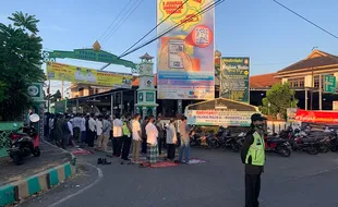 Alun-alun Sepi, Warga Karanganyar Gelar Salat Id di Masjid Kampung