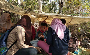 Mendaki Bukit Terjal Cari Sinyal, Pelajar di Wonogiri Sering Ketemu Ular