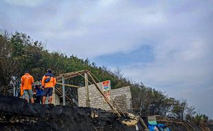 Gelombang Pasang di Pantai Trisik Ancam Penangkaran Penyu