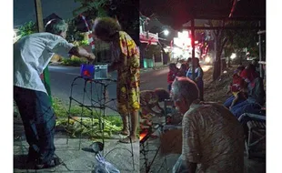 Warganet “Selamatkan” Usaha Kakek-Nenek Penjual Jagung Bakar di Sukoharjo