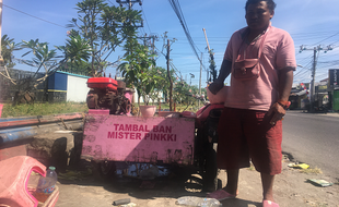 Gemes Banget! Tambal Ban di Jogja Serba Pink, Ini Cerita Pria Pemiliknya