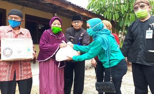 Gandeng Ijo Organik, PSC Bagikan 110 Paket Sembako di Kampung Lansia Karanganyar