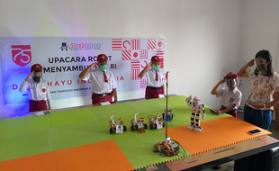 Keren! 4 Siswa SD Klaten Bikin Robot yang Bisa Ikut Upacara Bendera