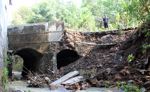 Talut Jembatan Diduga Peninggalan Belanda di Kedawung Sragen Ambrol