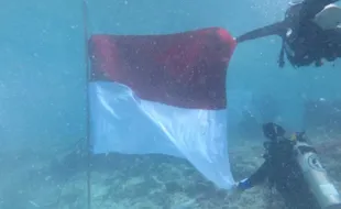 Keren! 17 Penyelam Kibarkan Bendera Merah Putih di Dalam Laut