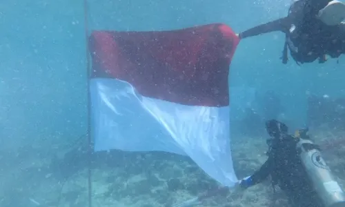 Keren! 17 Penyelam Kibarkan Bendera Merah Putih di Dalam Laut