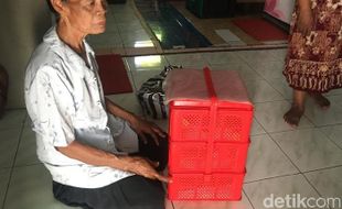 Nenek Khotimah Penjual Jajan Keliling Kena Tipu, Kasihan!