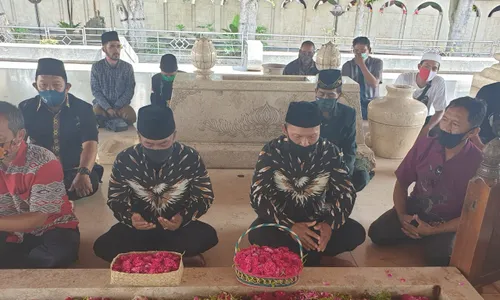 Pasangan Bajo Ziarah ke Makam Bung Karno, Ada Apa Ya?