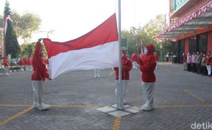 Nakes RS di Sidoarjo Upacara HUT RI Pakai Baju Hazmat Merah Putih