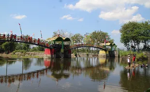 Unik, Peserta Upacara Bendera di Klaten Naik Rakit sampai Berendam di Sungai