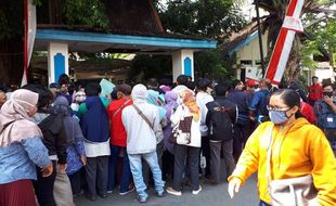 Khawatir Pendaftaran Bansos Tutup, Warga Karanganyar Nekat Berdesakan Demi Rp2,4 Juta