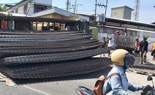 Truk Terguling di Jalan Raya Solo-Sukoharjo Telukan, Muatan 300 Lembar Besi Ambyar