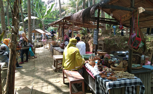 Jajan di Pasar Mbatok Karanganyar Pakai Kayu, Cek Aturan Baru Pasar Unik Ini