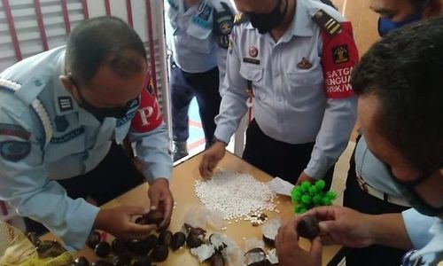 Petugas Lapas Jombang Ungkap Salak Berisi Pil Dobel L