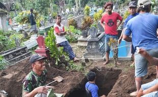 Keluarga Siapkan Liang Lahad, Ternyata Harnanik Masih Hidup