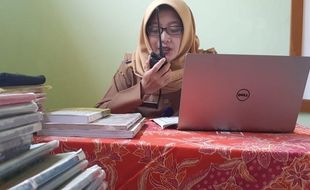 Siswa Tak Kuat Beli Kuota Internet, Guru di Madiun Mengajar Pakai HT