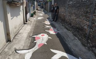 Keren! Warga Sondakan Solo Sulap Jalan Kampung Jadi Serasa Kolam Ikan