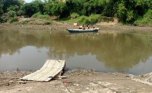 Jembatan Sasak Bengawan Solo Hancur, Rp11 Juta Hanyut