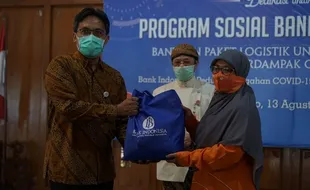 BI Solo Gandeng IKA UNS Berikan 500 Paket Bantuan ke Warga Sekitar Kampus