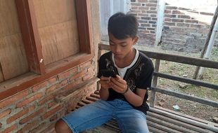 Dapat Bantuan Smartphone, Siswa SD di Madiun Ini Tak Perlu Lagi Sebrangi Sungai untuk Belajar Daring