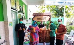 Demi Imunitas Warga & Roda Ekonomi, Puskesmas Gantiwarno Klaten Buka Depot Jamu