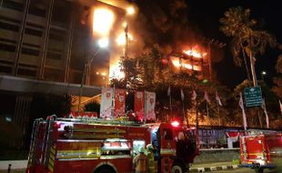 Gedung Kejagung Terbakar, Api Masih Berkobar, Asap Tebal Membubung Tinggi