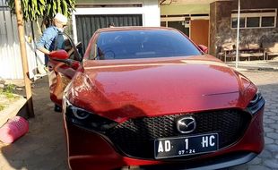 Nyentrik, Kakek-Kakek Kendarai Mobil Sport Bagi-Bagi Beras dan Uang di Tipes Solo