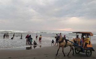 Wisatawan Serbu Pantai Parangtritis dan Depok, Dampak Merapi Siaga?