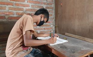 Kisah Wahyu Siswa SD di Madiun, Nyebrang Sungai untuk Nebeng Teman Belajar Online Karena Tak Punya Smartphone