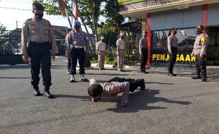 Tak Pakai Masker dengan Benar, Belasan Anggota Polres Sukoharjo Dihukum Push Up